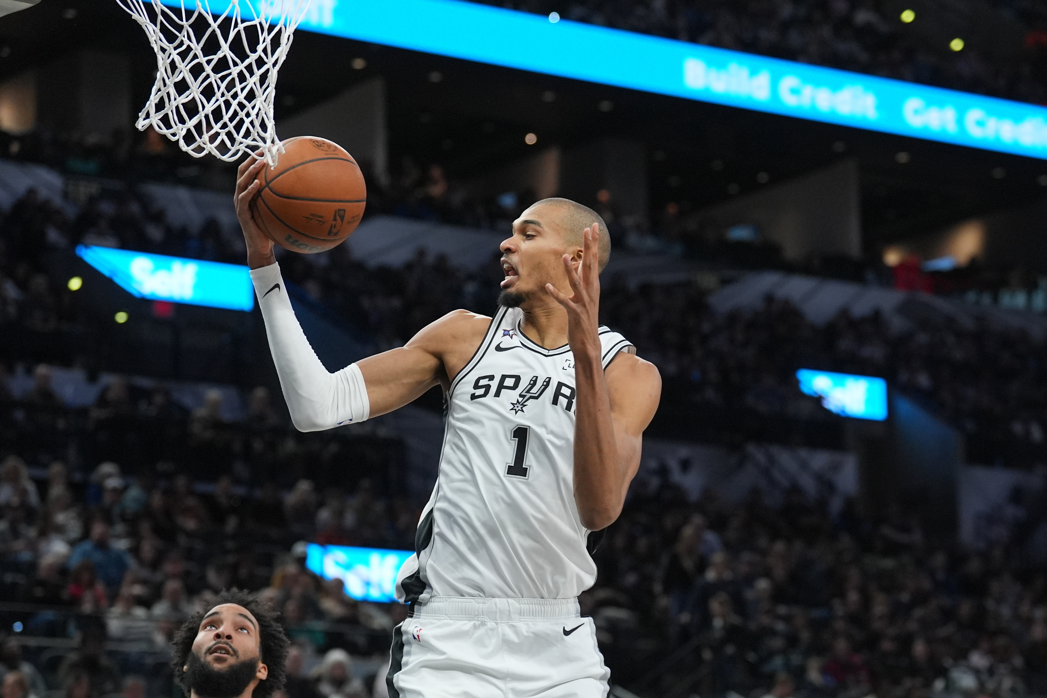 Leyu-天赋压制！文班垂直上升 力压防守极限甩进篮筐